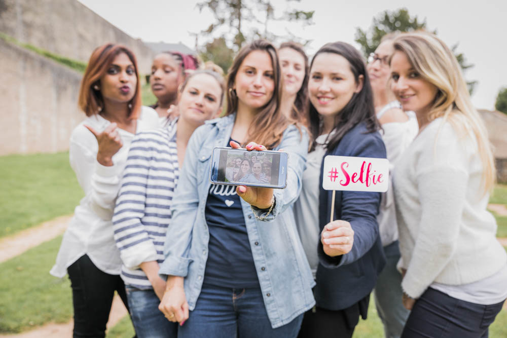 groupe de filles - selfie - portable - shooting evjf à chartres - photographe chartres