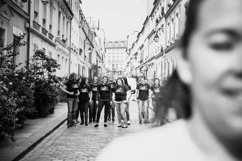 bande de filles - copines - EVJF rue Crémieux - future mariée