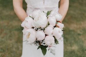 pivoines - bouquet de la mariee - photographe mariage eure et loir - mariage champetre