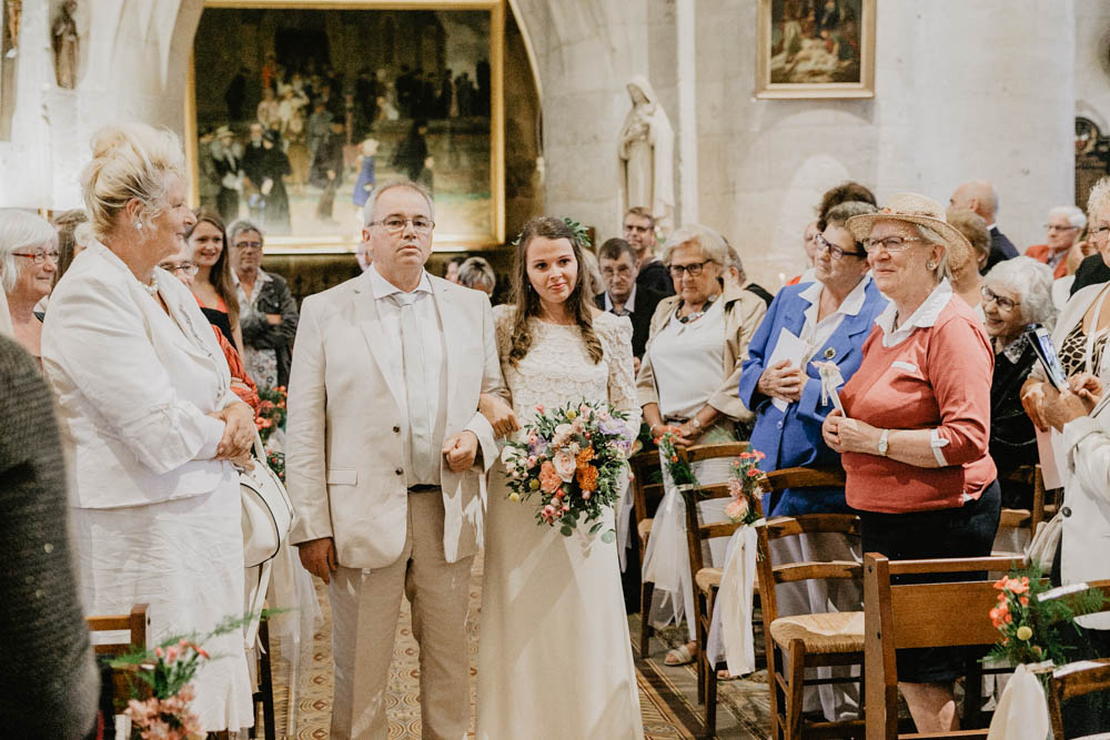 mariée au bras de son père - eglise - pont l'eveque - mariage dans le calvados - mariage champetre en normandie