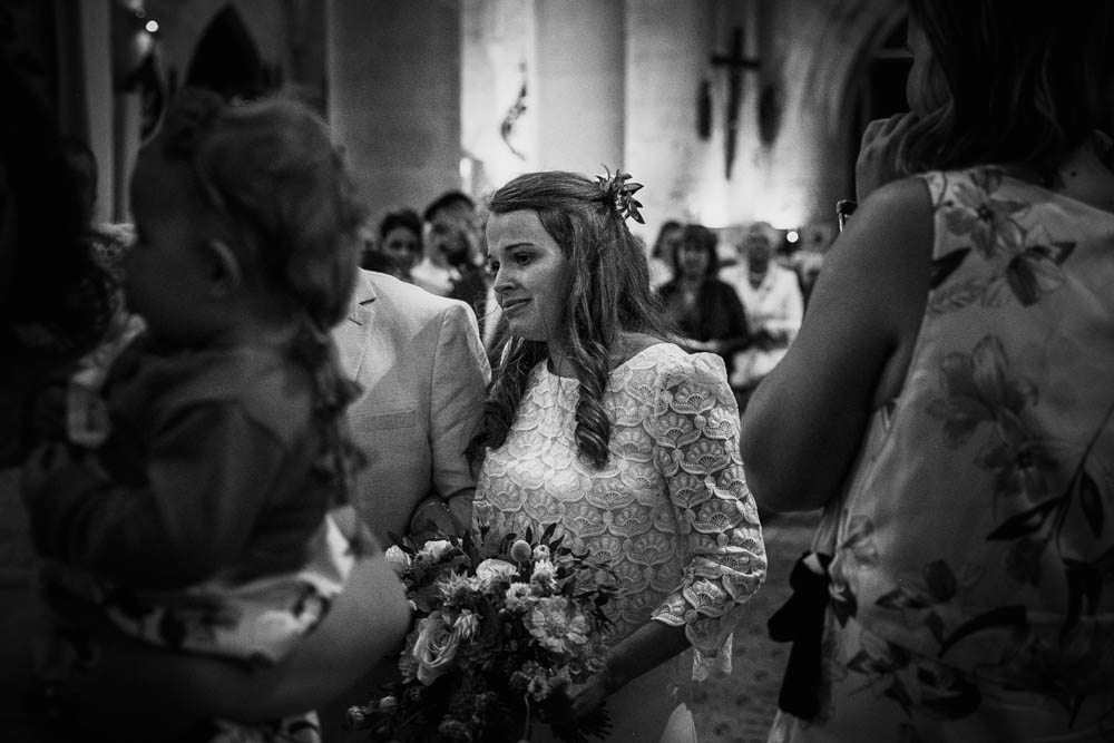 mariage champetre en normandie - eglise pont l'eveque - émotions - mariée au bras de son père - photographe mariage normandie