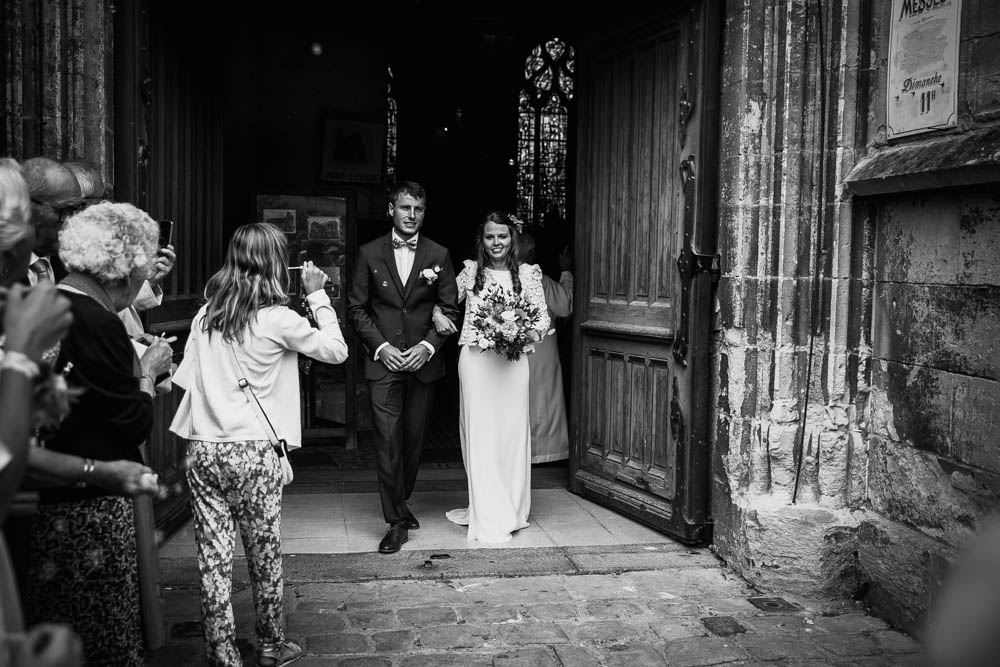 sortie d'eglise - photographe mariage normandie - calvados - mariage champetre en normandie - jeunes mariés