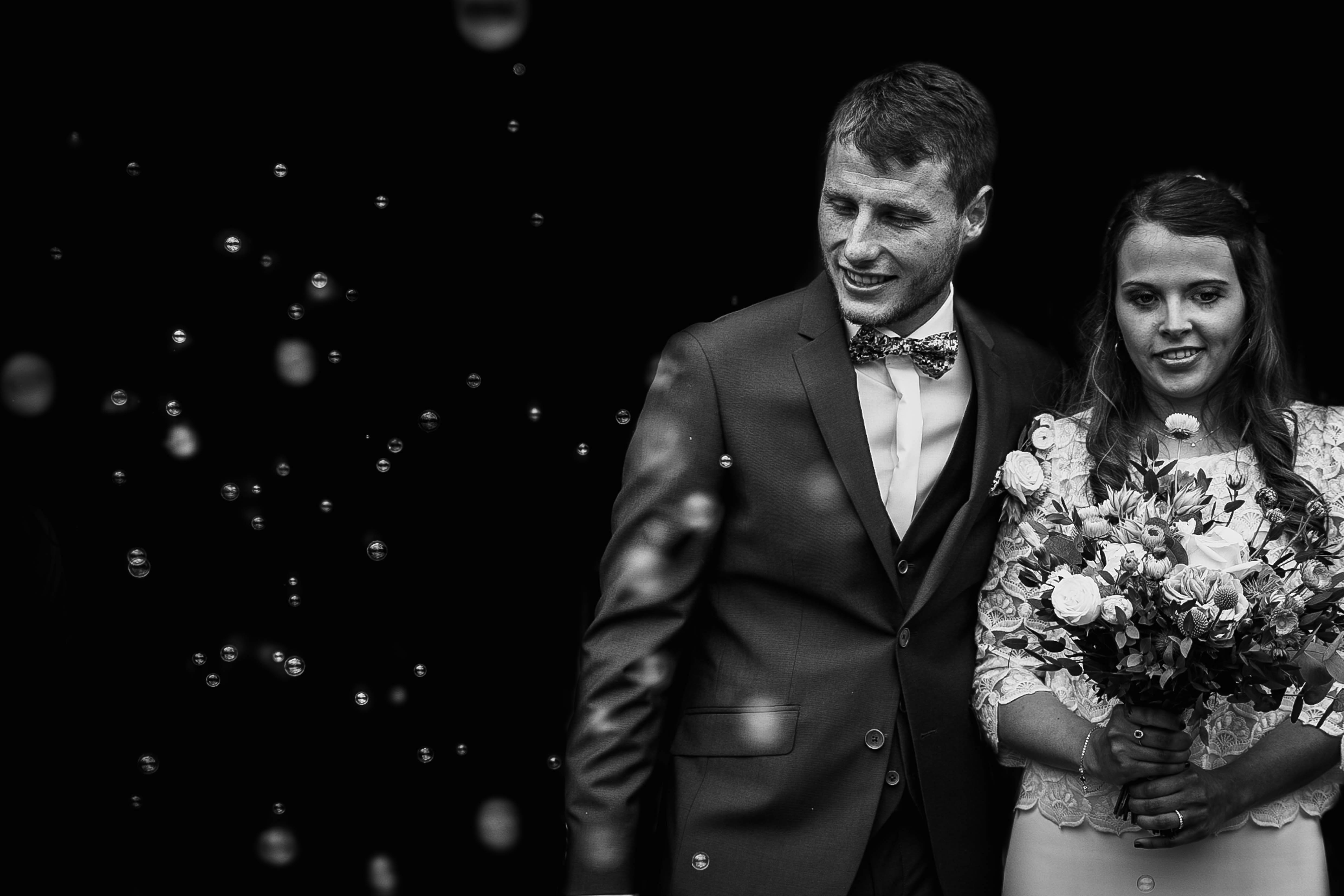 photographe mariage - normandie - calvados - sortie eglise avec bulles - mariage champetre en normandie - boheme chic