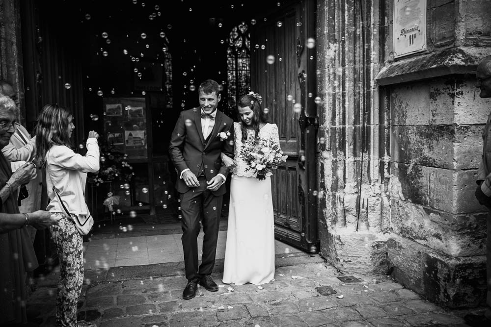 jeunes maries - eglise st michel calvados - photographe mariage normandie - mariage champetre en normandie - sortie eglise avec des bulles