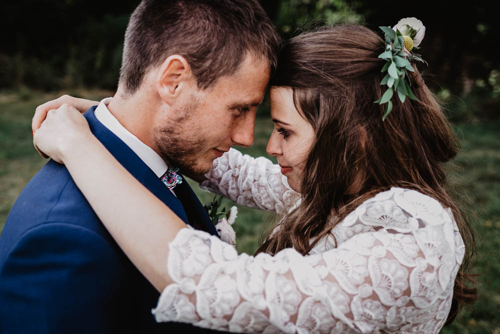photographe mariage eure - eure et loir - mariage champetre en normandie - photo de couple - mariés - naturel - grange de renneville - boheme