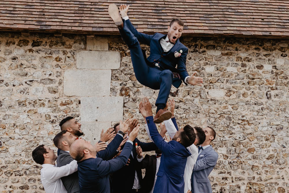 lancer du marié - témoins du marié - bande de copains - équipe de foot - photographe mariage evreux