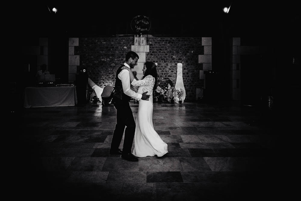 first dance - premiere danse - des mariés - photo N&B - photographe evreux - eure - mariage champetre en normandie - ouverture de bal