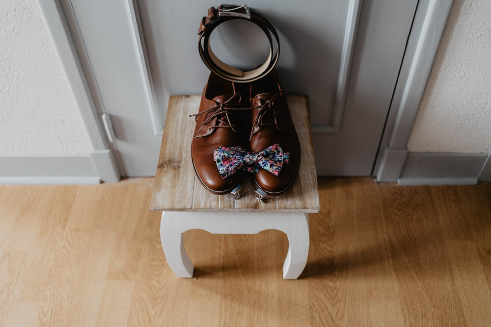 chaussures du mariés - bobbies - noeud papillon colonel moutarde - mariage champetre en normandie - photographe mariage - calvados