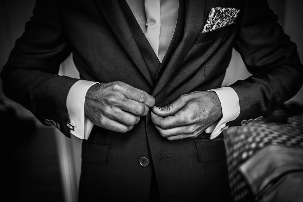 costume du marié - louis pourple - habillage du marié - photographe mariage - normandie - calvados - eure