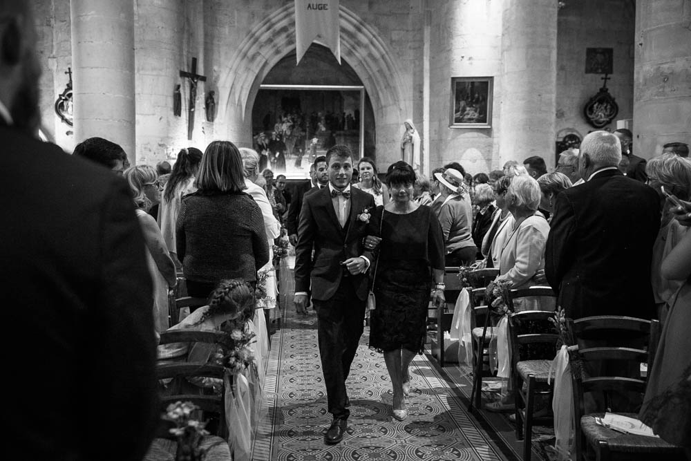 entrée du marié à l'église - eglise de pont l'eveque - mariage champetre en normandie - photographe mariage - calvados