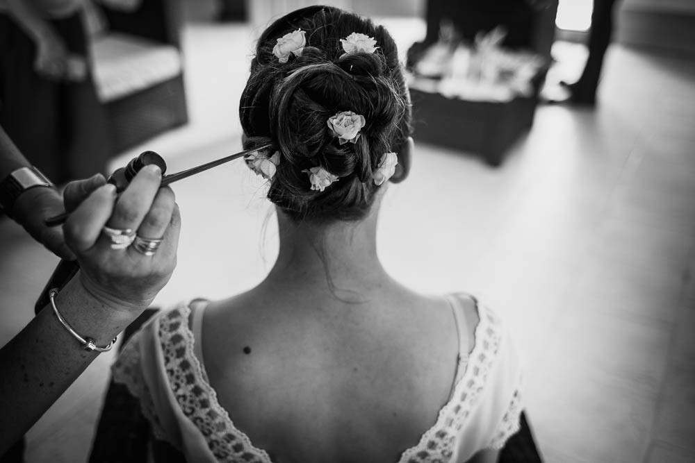 coiffure mariee champetre - chignon avec des fleurs - photographe mariage - boheme - chartres