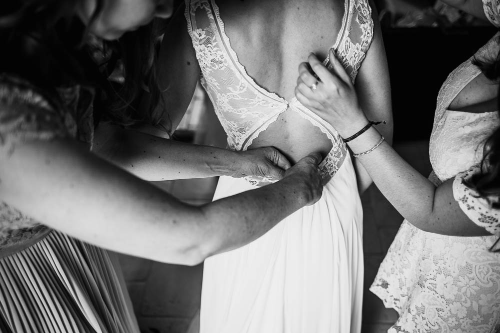 robe de mariee rembo styling - champetre - mariage boheme - photographe mariage eure et loir - habillage de la mariee