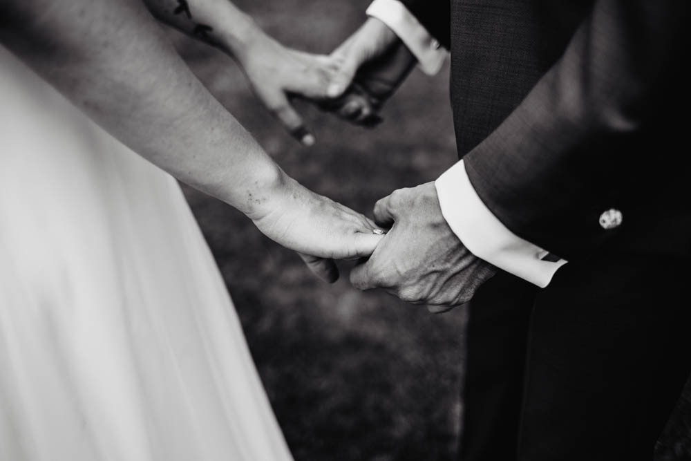 mariage champetre - photo de couple des maries - en N&B - photographe mariage chartres - eure et loir - yvelines - bretagne