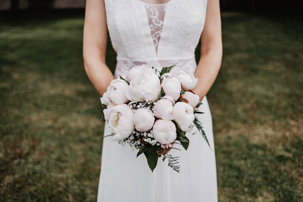 bouquet de pivoines - bouquet de la mariee - mariage champetre - photographe eure et loir - robe rembo styling