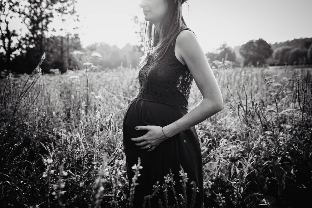 coucher de soleil - photo noir et blanc - N&B - photo de grossesse - photographe grossesse verneuil sur avre - eure et loir