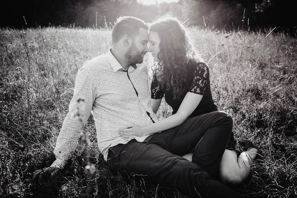 une seance engagement - champetre - noir et blanc - photos de couple - amoureux - photographe mariage - boheme chic