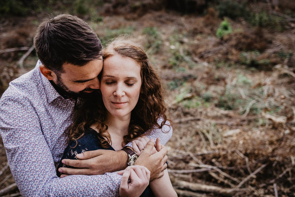 futurs maries amoureux - mariage 2019 - en foret - une seance engagement - amour - photographe mariage eure et loir - dans le perche