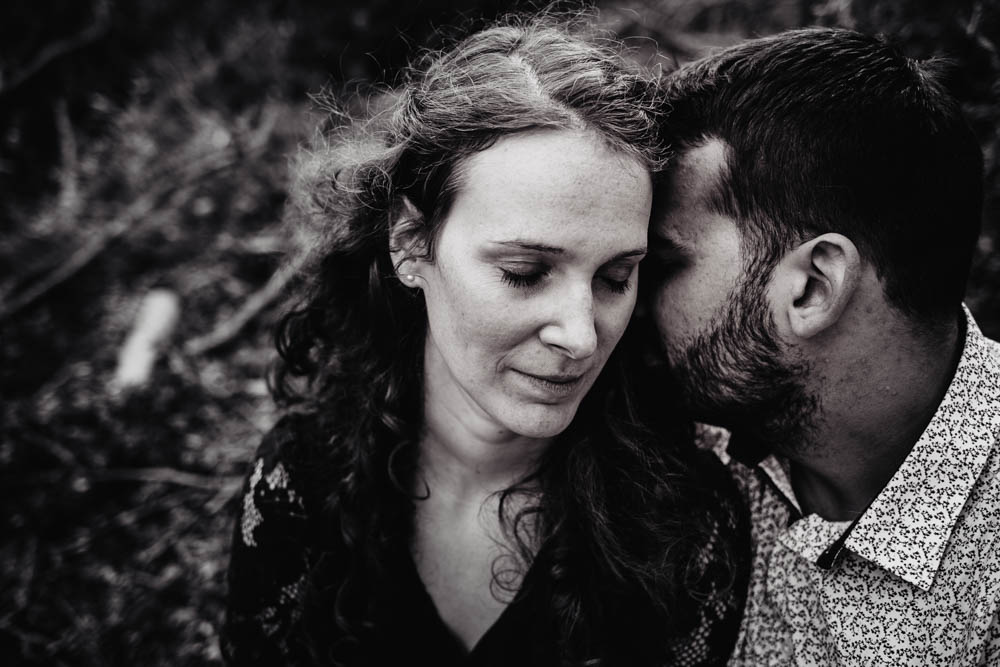 photo noir et blanc - amour - couple amoureux - foret - automne - photographe mariage des amoureux