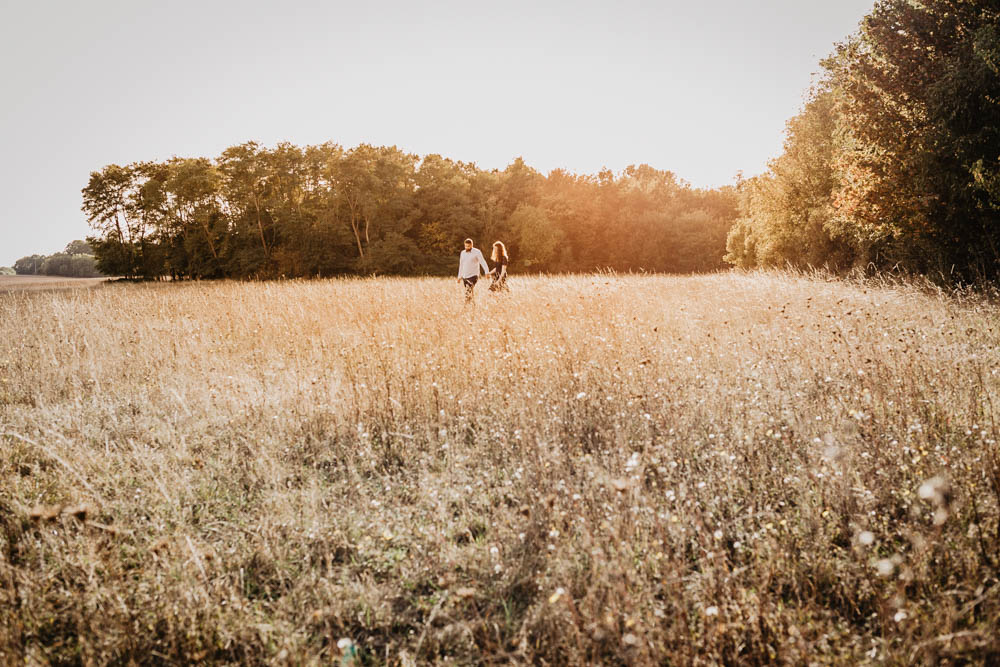 campagne - nature - champs - golden hour - coucher du soleil - photographe mariage - une seance engagement