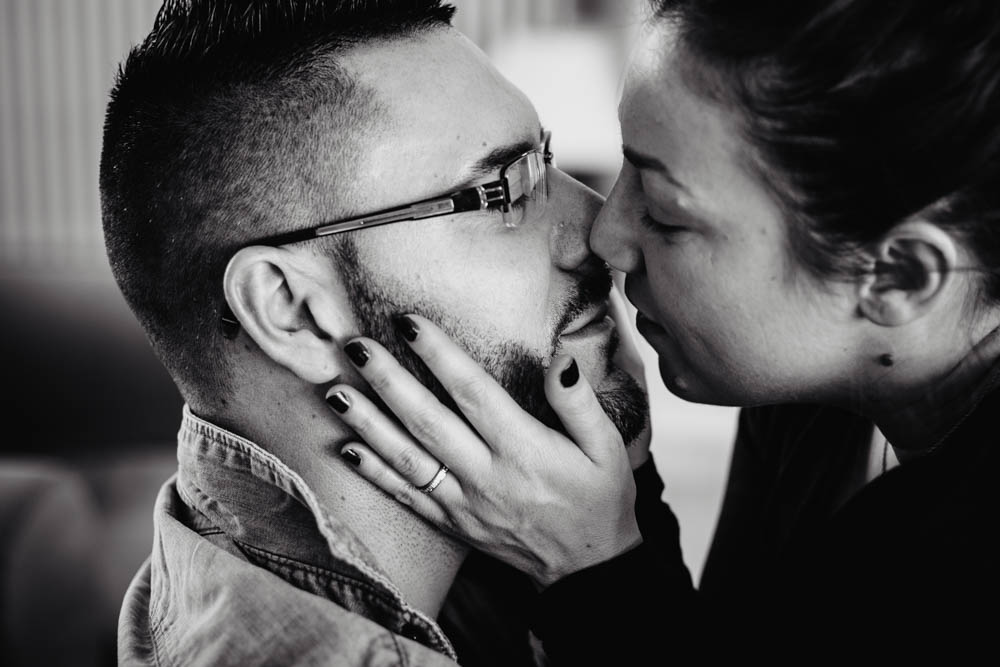 photo noir et blanc - baiser - en amoureux - couple - shooting photo - seance intime - photographe eure et loir