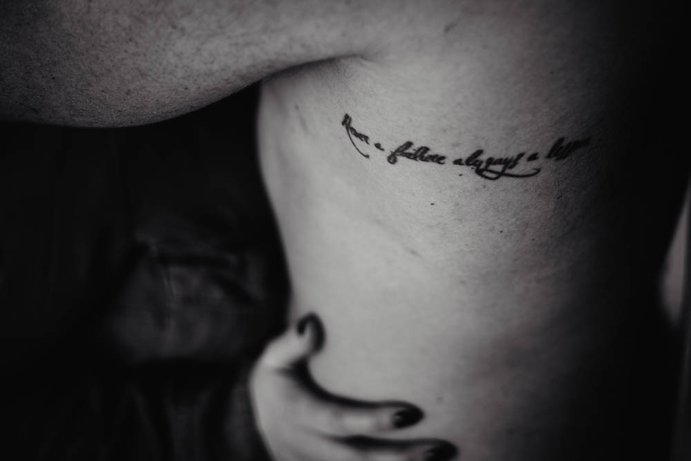 tatouage sur un homme - faire des photos de couple - en amoureux - photographe 27 - séance boudoir couple - cocooning