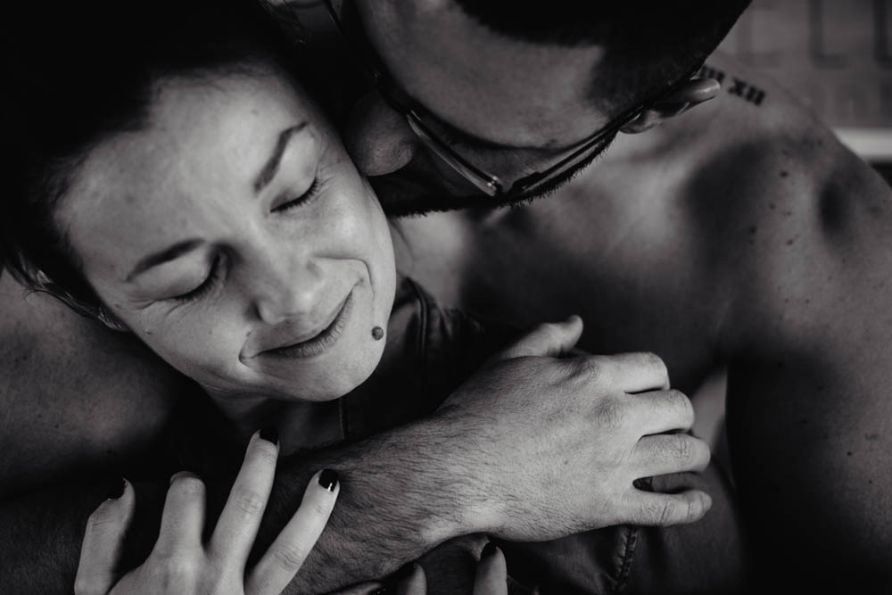 photo de couple en noir et blanc - dans les bras - amour - emotion - photographe chartres