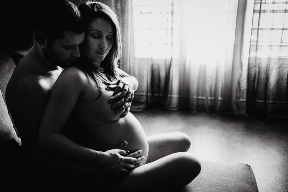 photo couple - nudite - ventre rond - poitrine - femme enceinte - photo en noir et blanc - shooting photo - seance grossesse boudoir