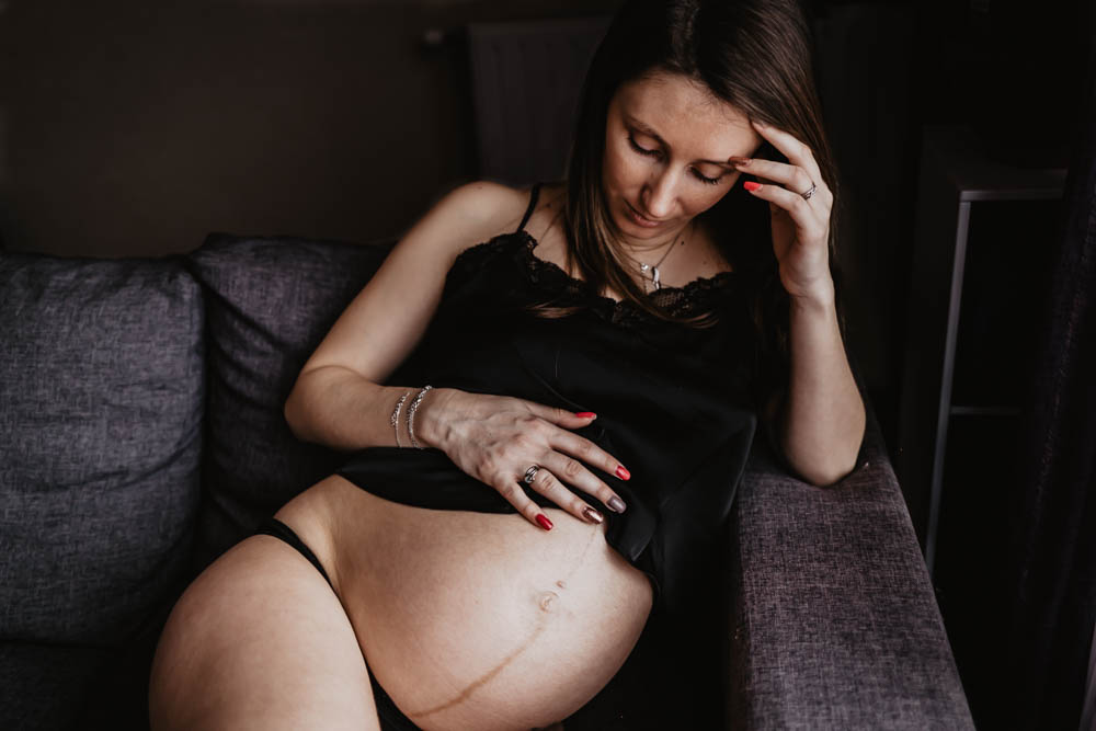 shooting femme enceinte - ventre rond - bidon - naturel - cocooning - lingerie - au domicile
