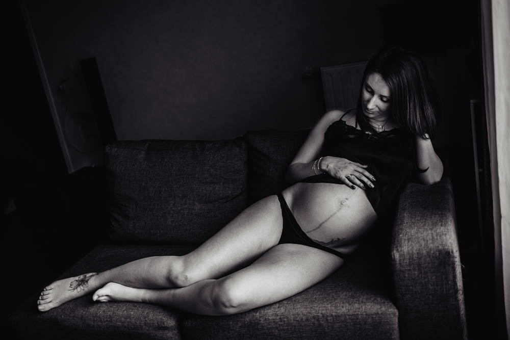 photographe grossesse boudoir - en eure et loir - n&b - b&w - sensualite - glamour - lingerie - enceinte - houdan - femme avec tatouage