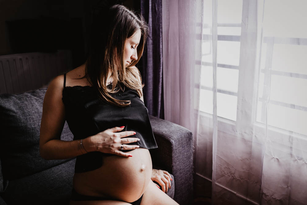 sensuelle - femme enceinte - bidon tout rond - future maman - seance photo domicile - phototgraphe grossesse eure et loir - chartres - verneuil sur avre 