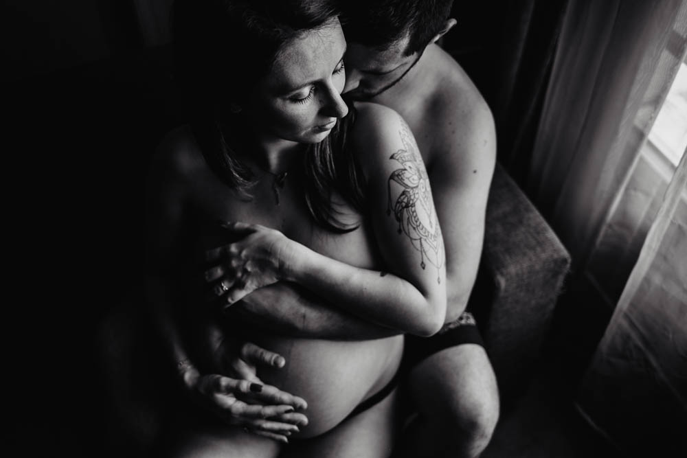 photographe eure et loir - femme enceinte tatouee - couple glamour - grossesse boudoir - noir&blanc - intimite - sensualite - sexy - houdan 78
