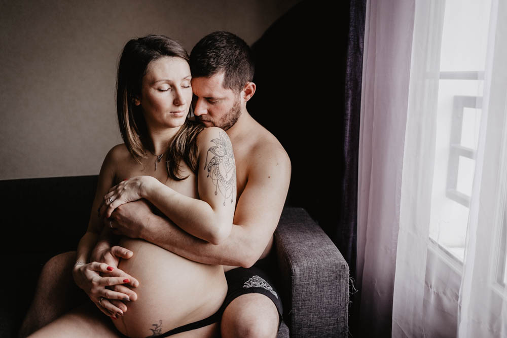 chartres - verneuil sur avre - photographe femme enceinte - grossesse boudoir - sexy - sensuelle - glamour - couple topless - tatouages 