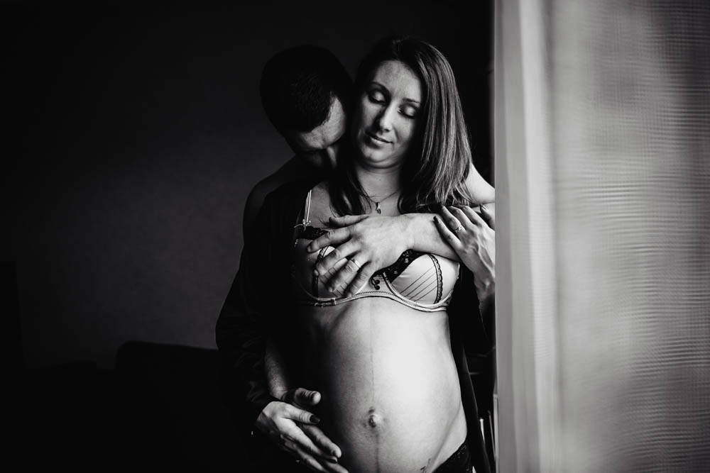 couple de futurs parents - noir et blanc - amour - sensualite - lingerie - femme enceinte - photographe grossesse boudoir