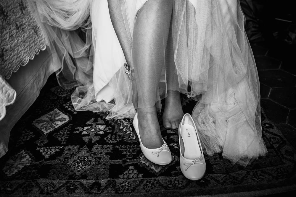habillage de la mariee - ballerines blanches - preparation de la mariee - photographe pour mariage - chartres