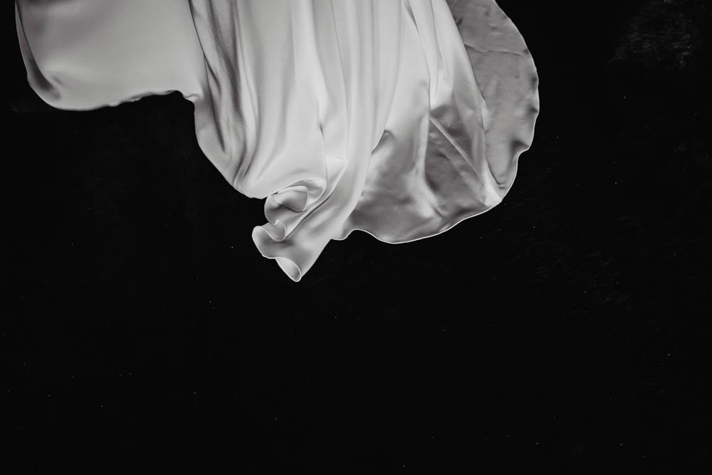 traine de la mariee - preparatifs - habillage - robe de mariee - photos en noir et blanc - photographe verneuil sur avre - chartres - evreux - eure et loir