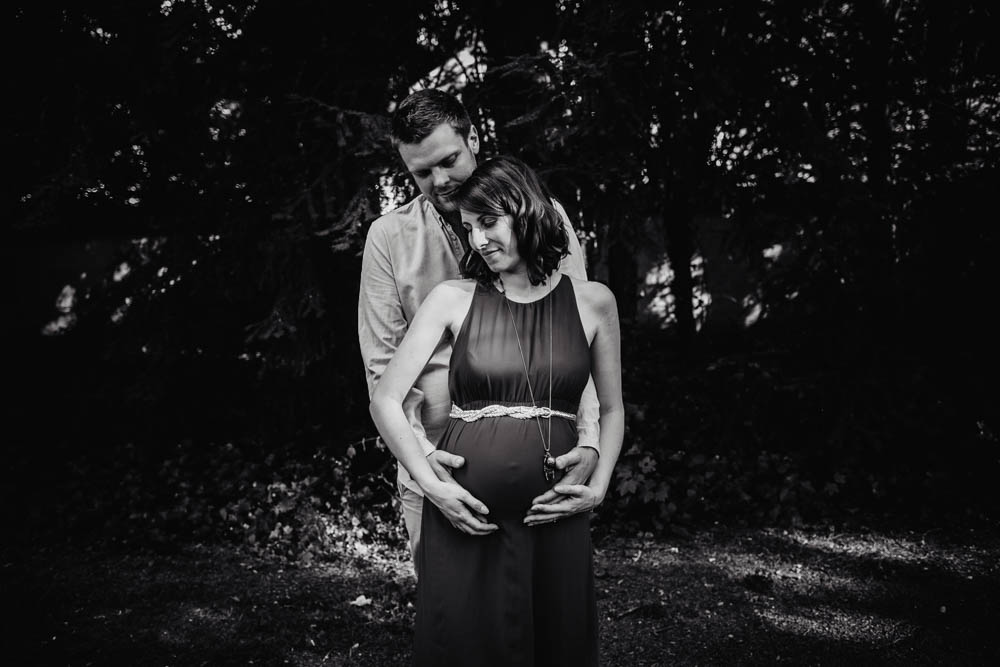 maternite - enceinte - noir et blanc - photographe grossesse eure et loir - en exterieur - chartres