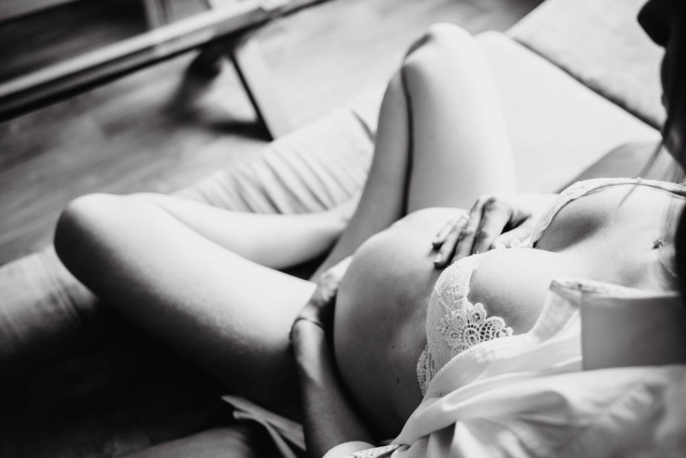 femme enceinte - lingerie - photo noir et blanc - feminite - sensualite - photographe boudoir - chartres - verneuil sur avre - eure et loir - a domicile