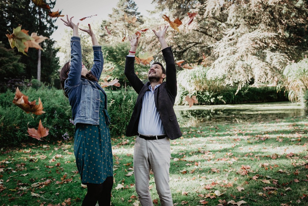 seance photo en automne - avec les feuilles - chartres photographe - eure et loir - pour les amoureux - shooting photo