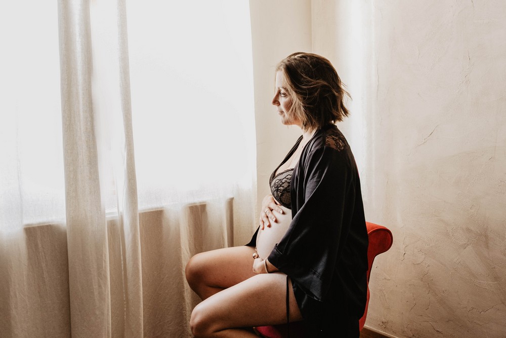 seance photo boudoir pour femme enceinte - photographe eure et loir - shooting boudoir - lingerie - femme enceinte - à votre domicile - chartres