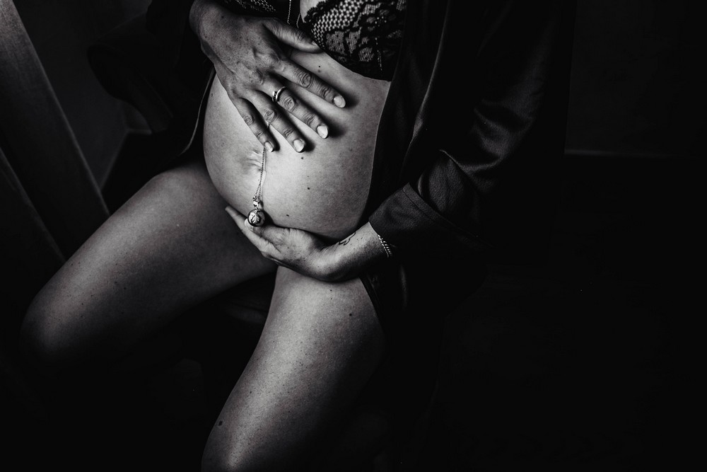shooting photo femme enceinte - seance photo à la maison - photographe eure et loir - photographe boudoir - shooting grossesse - immortaliser sa grossesse en photo