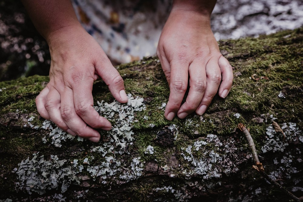 écorce d'arbre - shooting photo reconnecter avec la nature - reconnexion avec son corps - photographe des femmes - photographe eure et loir - 28 - shooting photo pour entrepreneures créatives