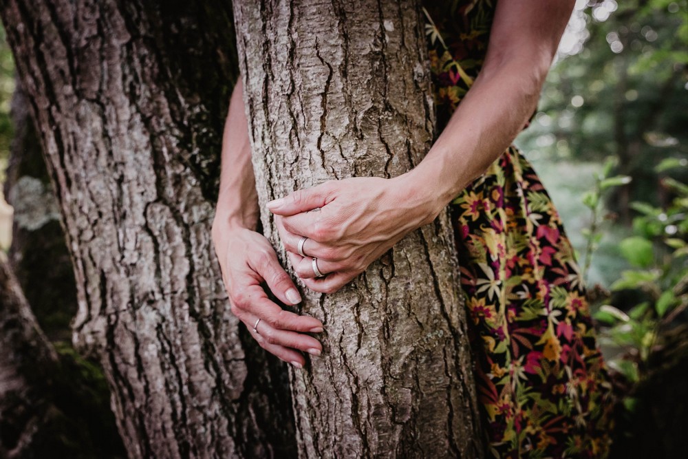 connexion avec les arbres - reconnexion à la nature - shooting photo - séance photo guérisseuse - photographe eure et loir