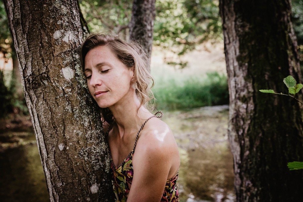 séance photo thérapeutique - shooting photo avec des femmes - connexion à son corps avec la nature - caliner un arbre - se sentir bien