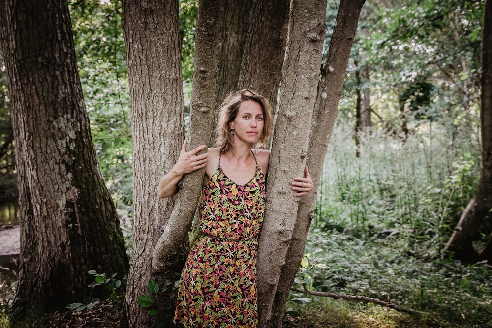 caliner les arbres - shooting photo dans la nature - photographe en eure et loir - féminin sacré - reconnexion avec la nature - shooting photo dans une rivière - séance photo les pieds dans l'eau