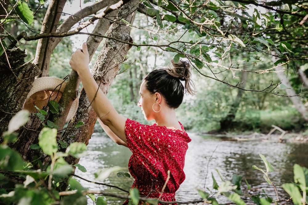 shooting photo les pieds dans la rivière - se connecter aux arbres pendant un shooting photo - séance photo dans la nature - pour les femmes - en eure et loir