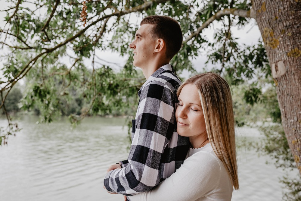 couple d'amoureux pendant un shooting photo - eure et loir - dreux - chartres - seance photo dans la nature - au bord d'un étang