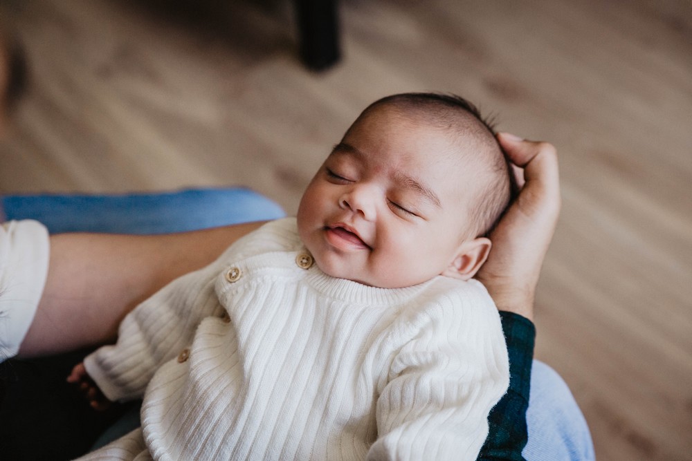 bébé qui sourit - shooting photo en eure et loir avec une professionnelle - seance photo nouveau né - à domicile - photographe verneuil sur avre - chartres - dreux - senonches