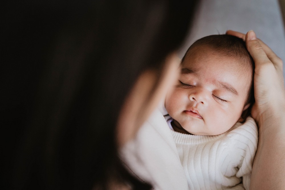 bebe avec sa maman - nouveau né - seance photo à domicile - photographe verneuil sur avre - senonches - dreux - chartres