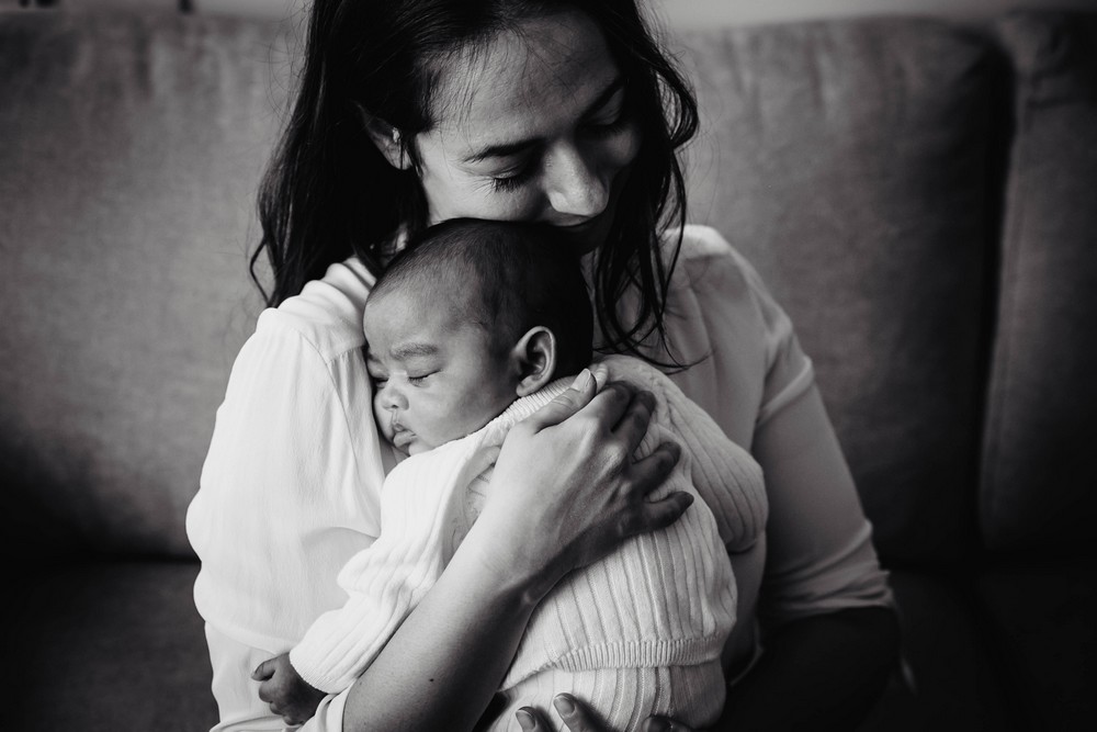 maman et son bébé - photo nouveau né - photographe verneuil sur avre - eure et loir - dreux - senonches - chartres - seance photo à la maison