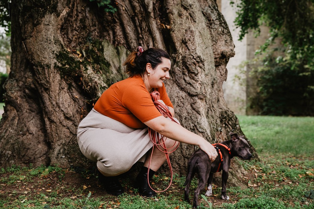 seance photo avec son chien adoré - photographe pour les femmes - garder des souvenirs de son chien - aimer son animal de compagnie et le montrer 